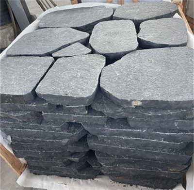 Backyard Stepping Stone Walkway